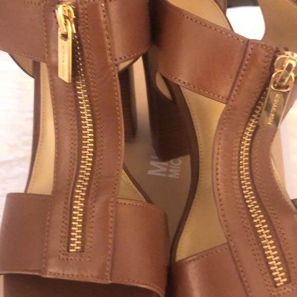 051.Michael Kors Berkeley T- Strap Sandals - Picture 3 of 6